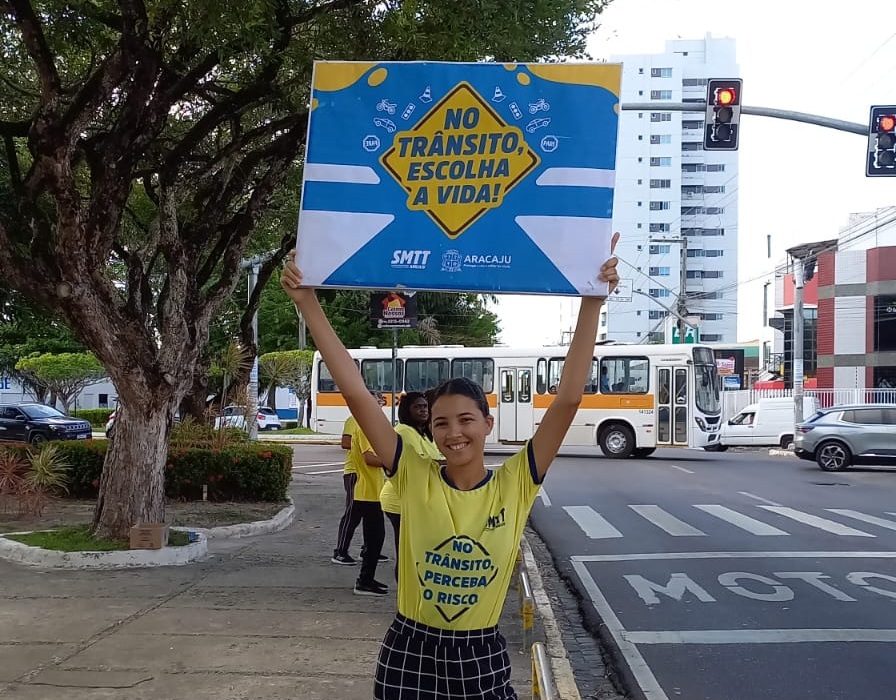 Ação educativa da SMTT conscientiza população para um trânsito mais seguro - SMTT Aracaju